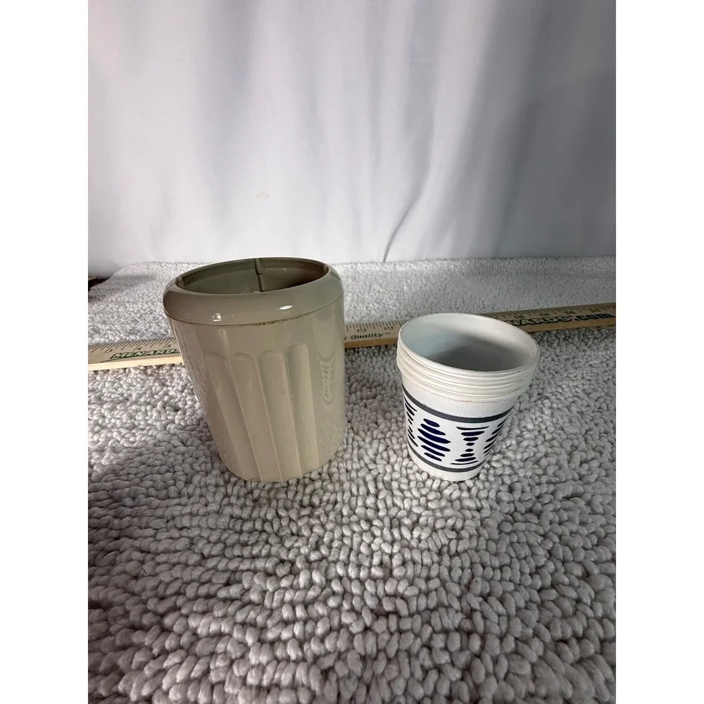 Vintage‎ Plastic Bathroom Cup Dispenser Fluted Cream Almond with Paper Cups